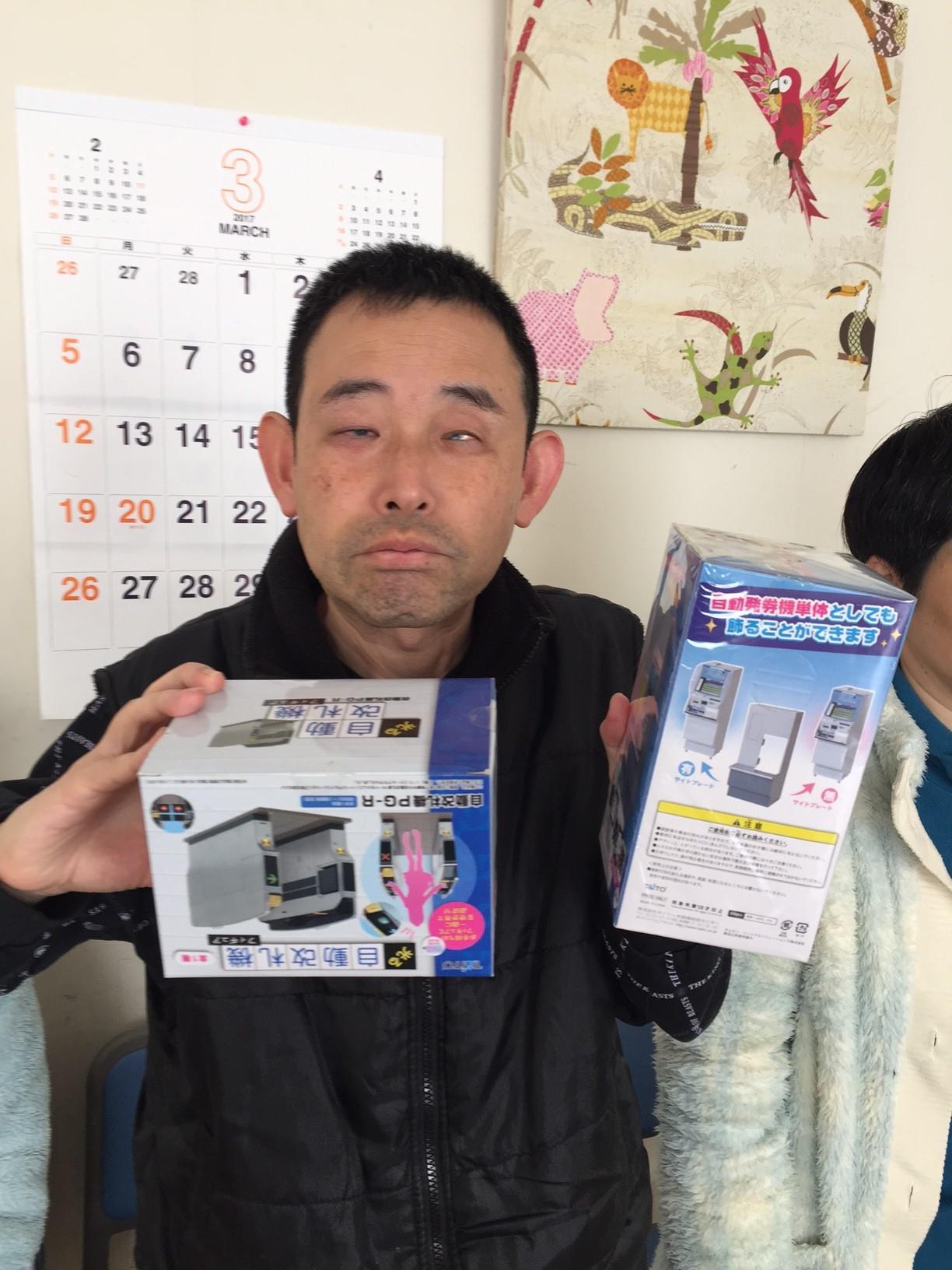 ����Ɏ������D�@�A�E��Ɍ����@�̖͌^�̔����������q���L����